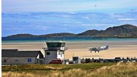 Barra Airport, Skotlandia. Baru juga mendarat, Anda bisa langsung berada di pantai.