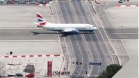 Gibraltar International Airport, Gibraltar. Aneh, di kanan kiri landasan ada lampu merah. Ya, landasan bandara ini menyatu dengan jalan umum.
