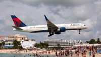 Princess Juliana International Airport St Martin. Jarak antara pesawat dengan wisatawan yang tengah berjemur di pantai ini sangat dekat. Seru ya