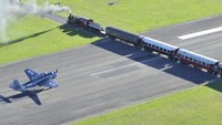 Gisborne Airport, Selandia Baru. Kalau salah perhitungan, pesawat bisa menabrak kereta atau sebaliknya. Landasan pesawat saling memutus dengan rel kereta api.