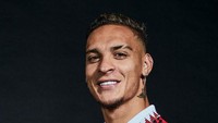 Antony merupakan rekrutan keempat Manchester United musim ini di bawah asuhan Erik ten Hag. Sebelumnya MU membeli Lisandro Martinezz, Malacia, Casemiro.Manchester United via Getty Imag/Manchester United)