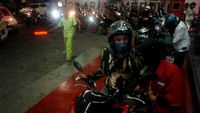Sejumlah pengendara sepeda motor antre mengisi BBM jenis pertalite di SPBU Maya jalur Pantura, Tegal, Jawa Tengah, Rabu (31/8/2022) malam. (Antara Foto/Oky Lukmansyah)