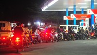 Sejumlah pengendara sepeda motor antre mengisi BBM jenis pertalite di SPBU Krapyak, Kudus, Jawa Tengah, Rabu (31/8/2022) malam. (Antara Foto/Yusuf Nugroho)