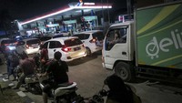 Antrean terlihat di salah satu SPBU di Jakarta, Rabu (31/8/2022) malam. Harga BBM bersubsidi, Pertalite maupun Solar, belum naik hingga Kamis (1/9/2022), namun antrean di SPBU sudah mengular terjadi di mana-mana. (Antara Foto/M Risyal Hidayat)
