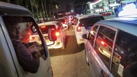 Sejumlah kendaraan bermotor antre untuk membeli bahan bakar minyak (BBM) di SPBU di Jakarta, Rabu (31/8/2022). Isu kenaikan harga BBM disebut-sebut akan diumumkan dalam waktu dekat ini. Bahkan kabarnya Jokowi telah memegang harga baru dari Pertalite dan Solar. (Antara Foto/M Risyal Hidayat)