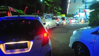 Sejumlah pengendara mobil antre mengisi BBM jenis pertalite di SPBU Panjang, Kudus, Jawa Tengah, Rabu (31/8/2022) malam.  Sinyal-sinyal kenaikan BBM memang mengingat belakangan ini. Hal itu ditandai juga dengan menteri-menteri Jokowi melakukan rapat koordinasi di Kantor Kementerian Koordinator Perekonomian untuk membahas skema harga BBM subsidi. (Antara Foto/Yusuf Nugroho)