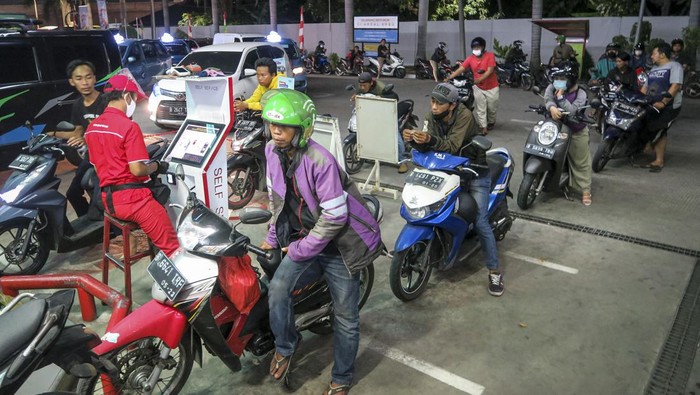 Antrean di SPBU Mengular, Panic Buying Isu Harga BBM Naik Antrean tersebut terkait adanya isu rencana pemerintah menyesuaikan harga BBM jenis Pertalite dan Solar bersubsidi per tanggal 1 September 2022.