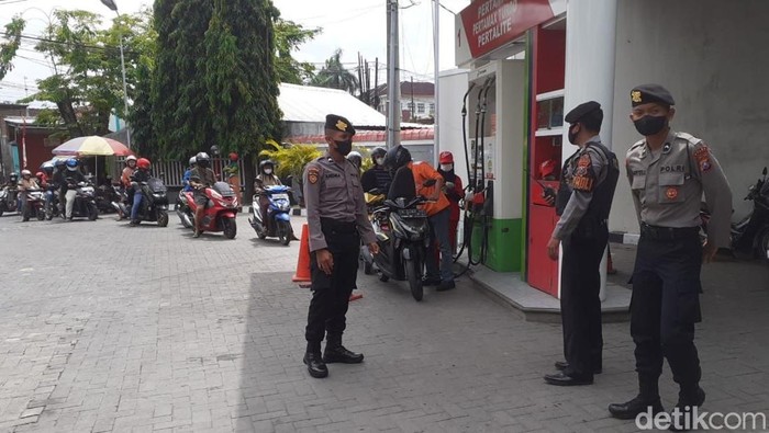 Antrean panjang SPBU di Bojonegoro. Polisi berjaga mengantisipasi kerawanan.
