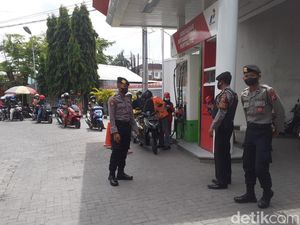Antrean BBM Masih Panjang, Polisi Jaga Setiap SPBU di Bojonegoro