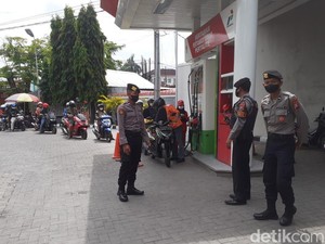 Antrean BBM Masih Panjang, Polisi Jaga Setiap SPBU di Bojonegoro