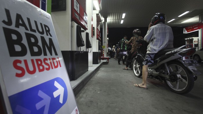 Pengendara motor antre membeli bahan bakar minyak (BBM) pertalite di Stasiun Pengisian Bahan Bakar Umum (SPBU) di Jalan Jaksa Agung Suprapto, Surabaya, Jawa Timur, Rabu (31/8/2022). Antrean di sejumlah SPBU di Surabaya tersebut terkait adanya rencana kenaikan harga BBM jenis pertalite dan solar. ANTARA FOTO/Didik Suhartono/aww.