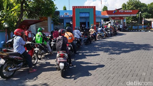 Antrean sepeda motor yang mengular di salah satu SPBU Gresik