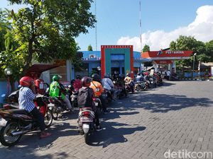 Takut Harga Naik Mendadak, Pemotor di Gresik Antre BBM hingga Mengular