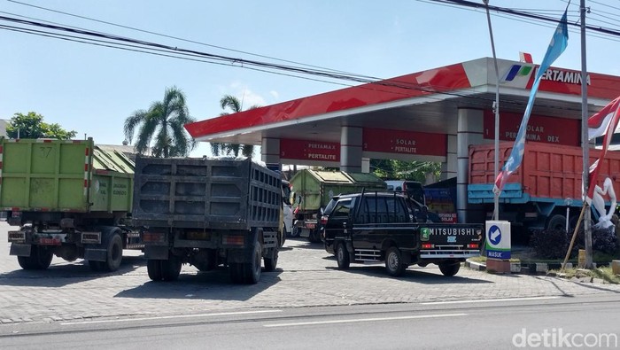 Antrean truk mengisi BBM di Bojonegoro