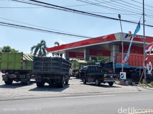 Belum Ada Kenaikan Harga BBM, Sejumlah SPBU di Bojonegoro Diserbu Kendaraan