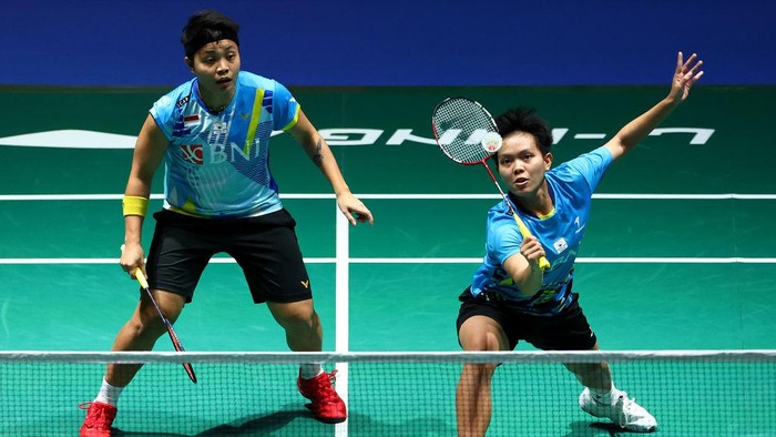 SINGAPORE, SINGAPORE - JULY 17: Apriyani Rahayu (L) and Siti Fadia Silva Ramadhanti of Indonesia compete against Zhang Shu Xian and Zheng Yu of China in their womens doubles final match during the Singapore Open at the Singapore Indoor Stadium on July 17, 2022 in Singapore. (Photo by Yong Teck Lim/Getty Images)