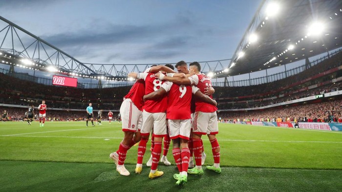LONDON, ENGLAND - AUGUST 31: Gabriel Jesus of Arsenal scores their sides first goal whilst under pressure from Tyrone Mings of Aston Villa during the Premier League match between Arsenal FC and Aston Villa at Emirates Stadium on August 31, 2022 in London, England. (Photo by Catherine Ivill/Getty Images)