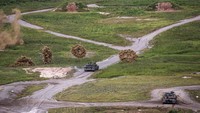 Militer gabungan melakukan latihan tembak langsung secara besar-besaran dengan artileri, tank dan persenjataan lainnya. 