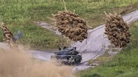 Tank tempur melintasi jalur latihan perang. AS dan Korsel melanjutkan latihan lapangan terbesar dalam beberapa tahun terakhir setelah berbagai upaya diplomatik dan pembatasan virus Corona (COVID-19) memicu penundaan latihan gabungan semacam itu