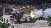 Tank menembakkan amunisi dalam latihan gabungan itu. Kedua negara memandang latihan gabungan itu sebagai bagian penting dari upaya mereka menangkal Korut dan persenjataan nuklirnya yang berkembang. Otoritas Pyongyang menuduh latihan gabungan AS-Korsel itu sebagai latihan perang.
