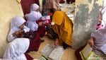 Murid SD di Deli Serdang Tetap Antusias Meski Belajar di Teras Kelas