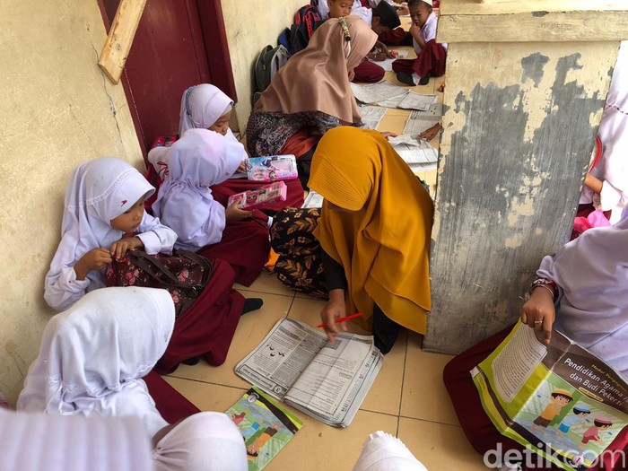 Belajar di teras kelas