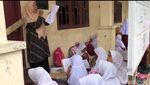 Murid SD di Deli Serdang Tetap Antusias Meski Belajar di Teras Kelas