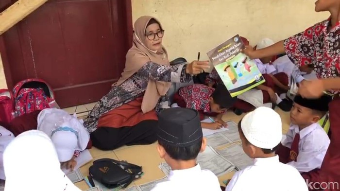 Belajar di teras kelas