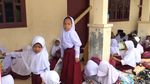 Murid SD di Deli Serdang Tetap Antusias Meski Belajar di Teras Kelas