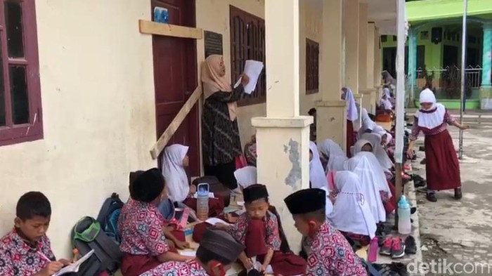 Belajar di teras kelas