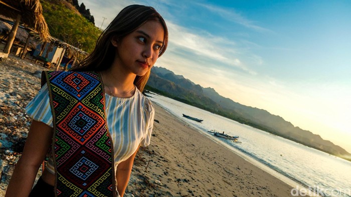 Kota kecil Wini, NTT, memiliki bentang alam yang indah. Di Wini, travelers juga bisa merekam momen sunset di Pantai Oeusapi.