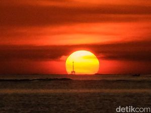 Mau Kejar Sunset Cantik? Coba Kunjungi Pantai Oeusapi di Wini