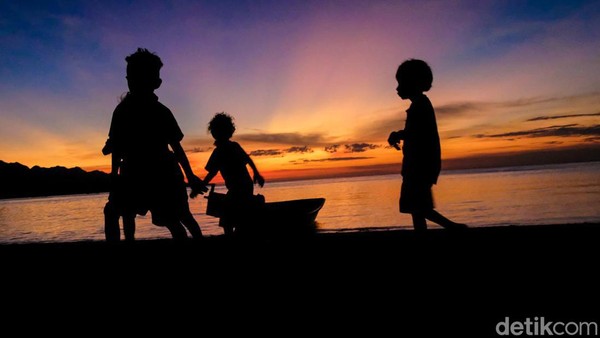 Anak-anak setempat juga kerap bermain di pantai hingga matahari terbenam.