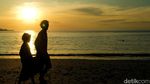 Berburu Momen Sunset di Pantai Oeusapi Wini