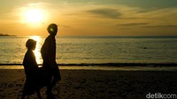 Siluet manusia yang melintas di Pantai Oeusapi.