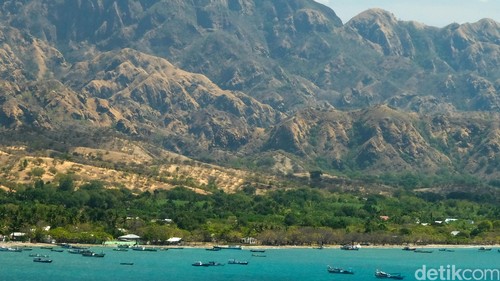 Kota kecil Wini, NTT, memiliki bentang alam yang indah. Di Wini, travelers juga bisa merekam momen sunset di Pantai Oeusapi.