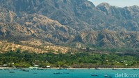 Begini penampakan Pantai Oeusapi dari bukit di Tanjung Bastian.