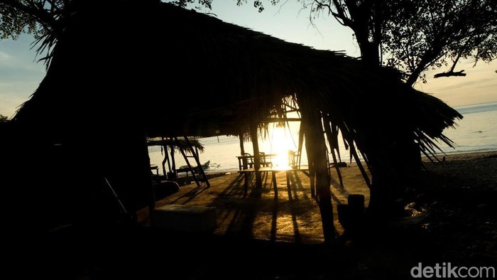 Kota kecil Wini, NTT, memiliki bentang alam yang indah. Di Wini, travelers juga bisa merekam momen sunset di Pantai Oeusapi.