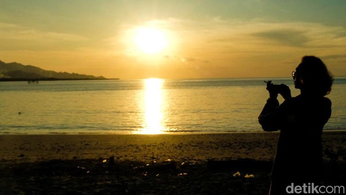 Kota kecil Wini, NTT, memiliki bentang alam yang indah. Di Wini, travelers juga bisa merekam momen sunset di Pantai Oeusapi.