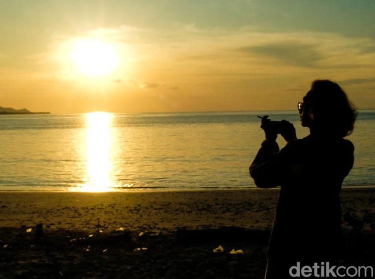 Berburu Momen Sunset di Pantai Oeusapi Wini