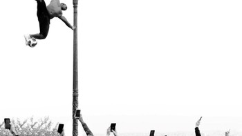 Bronze Mention Street karya Hervé Boutrouille Foto: Black and White Photo Awards