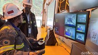 Nah di lokasi itu kemudian pekerjaan penambangan melalui alat berat yang tadinya dikerjakan secara manual, dikonversi jadi melalui remote control. Alat berat untuk pengangkutan hasil tambang atau loader mine kini dioperasikan secara jarak jauh menggunakan remote. Selain itu alat berat untuk penghancur bebatuan atau rock breaker juga dilakukan secara remote.
