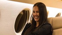 Ia kerap ikut pergi bersama Conor McGregor dengan pesawat jet pribadinya. Dok. Instagram