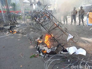Demo Tolak BBM Naik di Jakpus, Massa Bakar Keranda Mayat-Rusak Kawat Berduri