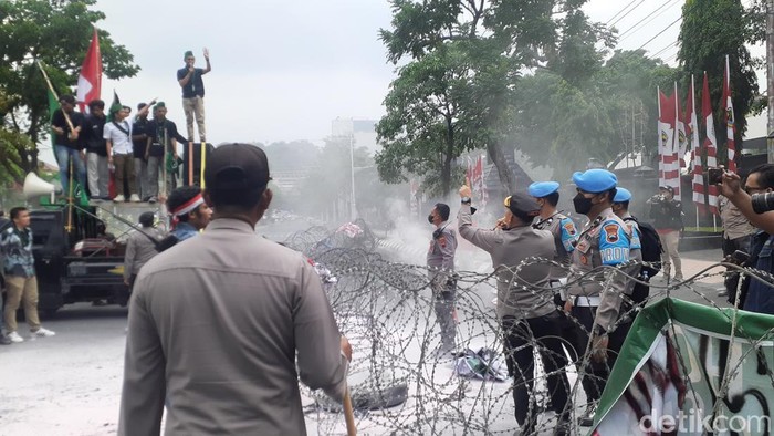 Demo mahasiswa HMI dan GMNI tolak kenaikan harga BBM di depan gedung DPRD Jateng, Semarang, Kamis (1/9/2022).