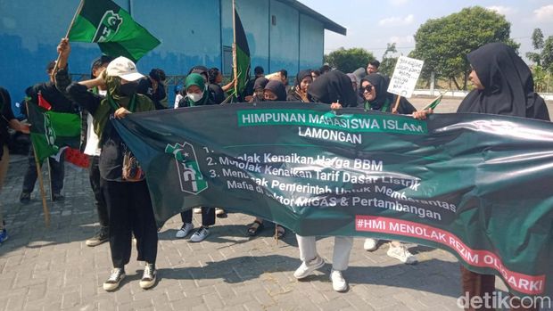 Demo mahasiswa menolak BBM di Lamongan