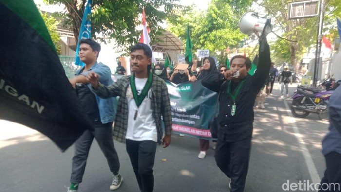Demo mahasiswa menolak BBM di Lamongan