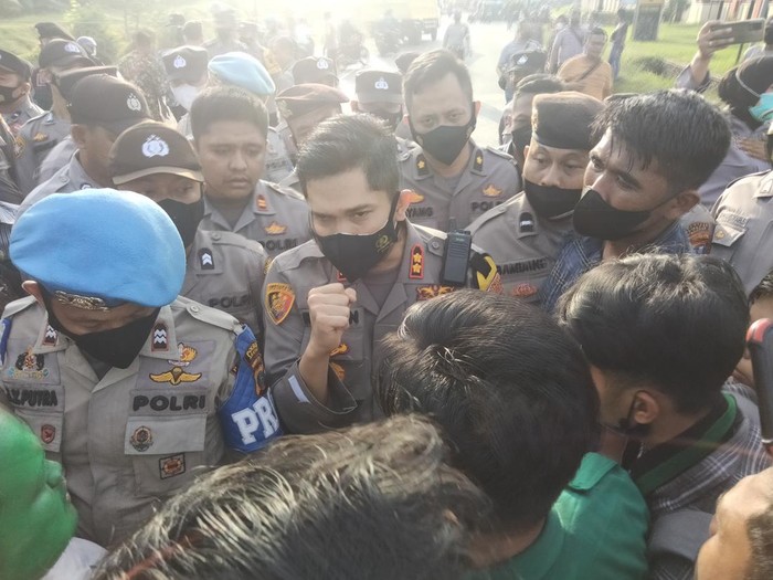 Kapolres Asahan saat menenangkan masa HMI yang memblokir jalan di depan Polres Asahan. (Perdana Ramadhan/detikSumut)