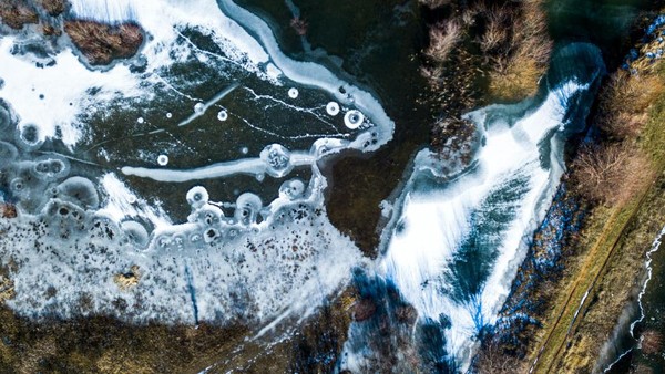 Nah, dari daratan Bulgaria ada sebuah danau beku sebagian di kawasan Sofia. Lanskap eksotis ini dijepret pada 20 Januari 2022. Nah, dari daratan Bulgaria ada sebuah danau beku sebagian di kawasan Sofia. Lanskap eksotis ini dijepret pada 20 Januari 2022.