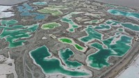 Berikutnya, ada Danau Zamrud di Haixi, Qinghai, China, pada 5 Agustus 2020. Lanskap danau garam ini memiliki banyak kolam kecil. Biasanya kawasan ini sering digunakan untuk momen prewedding.